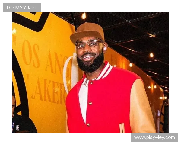 詹姆斯红色棒球服配眼镜亮相圣诞大战，学院风吸睛